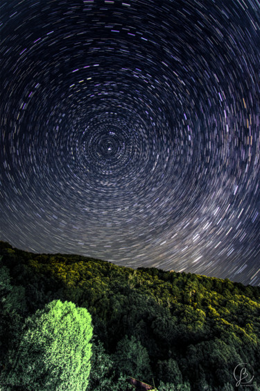 Starry night over Alta Rocca Photographie intitulée "Starry night over A…" par Julie Beretti, Œuvre d'art originale, Photographie numérique