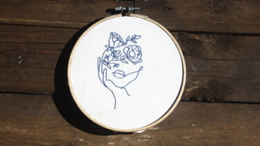 「"Three blooming gir…」というタイトルのテキスタイルアート Junoによって, オリジナルのアートワーク, 刺繍 その他の剛性パネルにマウント
