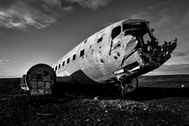 Fotografie mit dem Titel "Wrecked plane" von Jure Kralj, Original-Kunstwerk, Digitale Fotografie