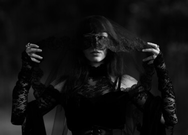 Fotografie mit dem Titel "The shadow ritual" von Jure Kralj, Original-Kunstwerk, Digitale Fotografie