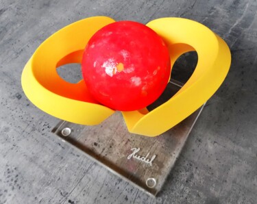 Скульптура под названием "boule rouge sur vor…" - Jurgen Liedel, Подлинное произведение искусства, Пластмасса