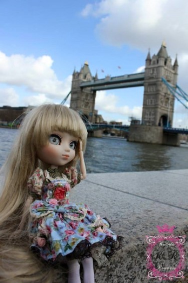 Photographie intitulée "Freyja in London" par Kalinka Romanov, Œuvre d'art originale, Photographie numérique