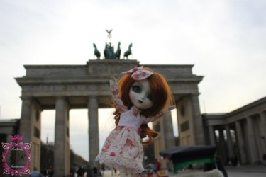 Photographie intitulée "Ginger in Berlin" par Kalinka Romanov, Œuvre d'art originale, Photographie numérique