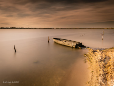 Fotografia intitulada "Barque sur l'étang…" por Gerald Kapski, Obras de arte originais, Fotografia digital Montado em Outro…