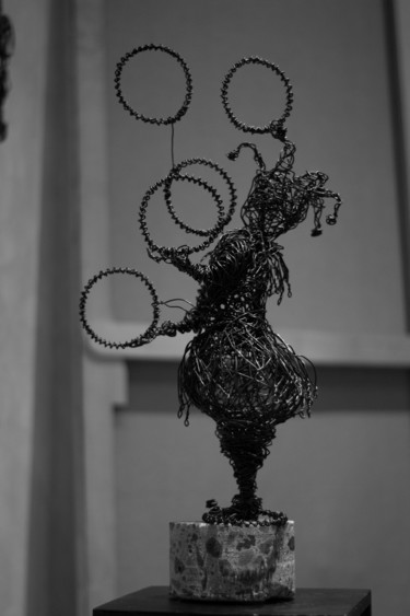 Sculpture intitulée "Circus 47x21x13 2.2…" par Karen Axikyan, Œuvre d'art originale, Béton