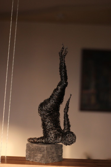 Sculptuur getiteld "Fall (50x15x20 2.5k…" door Karen Axikyan, Origineel Kunstwerk, Metalen
