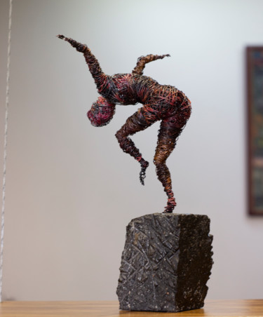 Escultura titulada "Fly (6x17x12 1kg co…" por Karen Axikyan, Obra de arte original, Metales