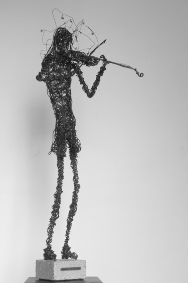 Escultura titulada "Paganini 71x18x13 3…" por Karen Axikyan, Obra de arte original, Metales