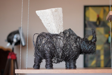 Sculpture intitulée "Rhino 32x32x13 2kg…" par Karen Axikyan, Œuvre d'art originale, Métaux