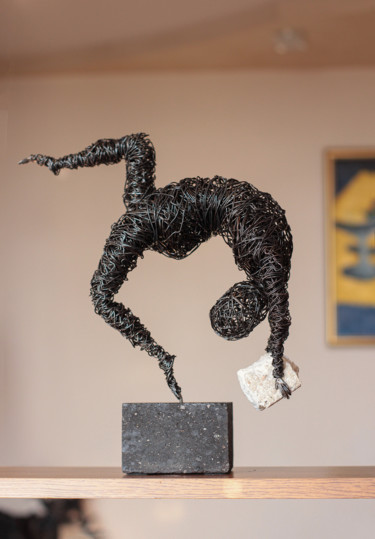 Escultura intitulada "Acrobat 36x28x11 3k…" por Karen Axikyan, Obras de arte originais, Metais