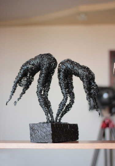 「Jumpers 32x23x30 4k…」というタイトルの彫刻 Karen Axikyanによって, オリジナルのアートワーク, 金属