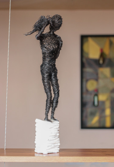 Sculptuur getiteld "Poe 47x15x10 2.7kg…" door Karen Axikyan, Origineel Kunstwerk, Metalen