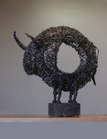 Sculpture intitulée "Circle bull 41x41x1…" par Karen Axikyan, Œuvre d'art originale, Métaux