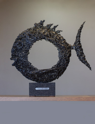 Escultura titulada "Circle fish 37x37x1…" por Karen Axikyan, Obra de arte original, Metales