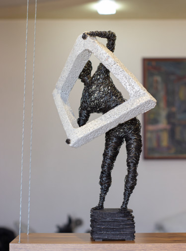 Escultura titulada "Man with a square 4…" por Karen Axikyan, Obra de arte original, Metales