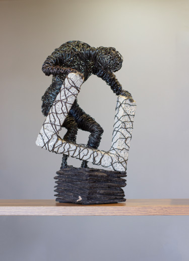 Sculptuur getiteld "Tension 35x19x24 3k…" door Karen Axikyan, Origineel Kunstwerk, Metalen