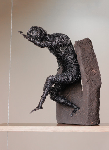 Skulptur mit dem Titel "Escape 31x24x20 5.4…" von Karen Axikyan, Original-Kunstwerk, Metalle