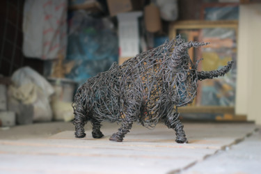 Skulptur mit dem Titel "Bull (45x75x30 14kg…" von Karen Axikyan, Original-Kunstwerk, Metalle