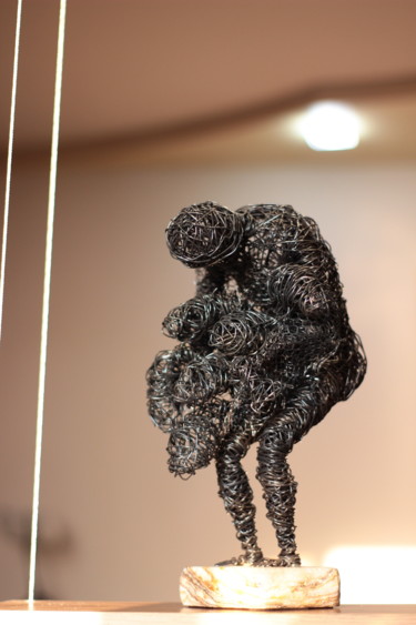 Sculptuur getiteld "Freedom (36x18x18 3…" door Karen Axikyan, Origineel Kunstwerk, Metalen