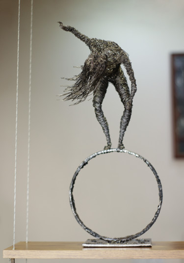 Escultura intitulada "Fear of heights (50…" por Karen Axikyan, Obras de arte originais, Metais