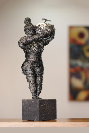 Sculpture intitulée "Woman with vase (37…" par Karen Axikyan, Œuvre d'art originale, Métaux