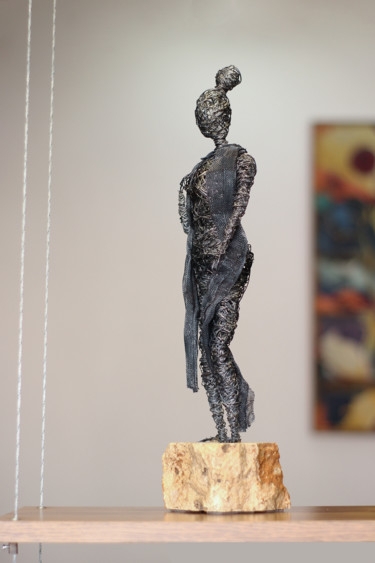 Escultura titulada "The girl with the s…" por Karen Axikyan, Obra de arte original, Metales