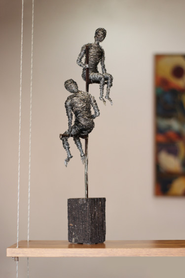 Skulptur mit dem Titel "Offended (52x9x18 1…" von Karen Axikyan, Original-Kunstwerk, Metalle