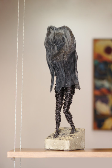 Escultura intitulada "Hiding place (45x12…" por Karen Axikyan, Obras de arte originais, Concreto
