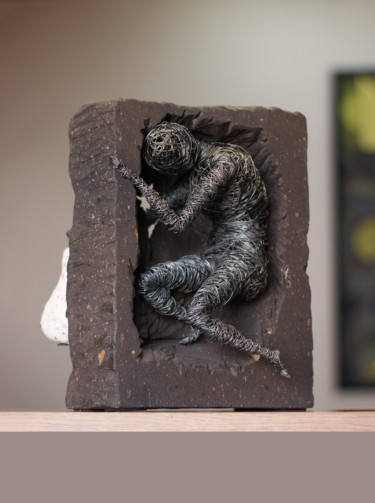 Skulptur mit dem Titel "Hidden pear (30x21x…" von Karen Axikyan, Original-Kunstwerk, Metalle