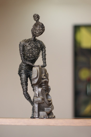 Sculptuur getiteld "Posing (31x11x12 1.…" door Karen Axikyan, Origineel Kunstwerk, Metalen