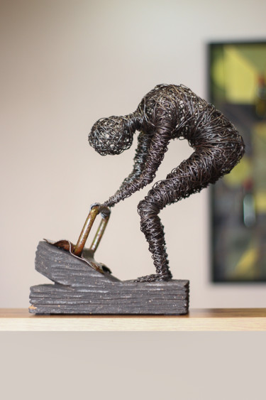 Skulptur mit dem Titel "Trying to help (30x…" von Karen Axikyan, Original-Kunstwerk, Metalle