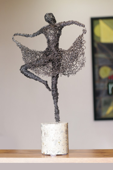 Escultura intitulada "Ballerina (49x28x11…" por Karen Axikyan, Obras de arte originais, Concreto