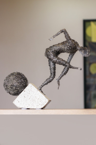 Competition (31x11x33 3.6kg iron, concrete) Sculpture intitulée "Competition (31x11x…" par Karen Axikyan, Œuvre d'art originale, Béton