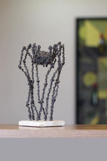 Skulptur mit dem Titel "Fear (18x11x8 0.4kg…" von Karen Axikyan, Original-Kunstwerk, Metalle