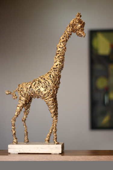 Golden giraffe (50x24x13 2.9kg iron, travertine) Scultura intitolato "Golden giraffe (50x…" da Karen Axikyan, Opera d'arte originale, Metalli