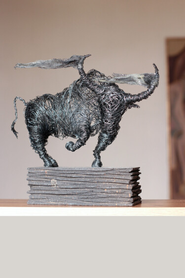 Escultura intitulada "In front of the win…" por Karen Axikyan, Obras de arte originais, Metais