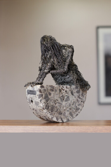 Escultura intitulada "Mood (25x22x9 2.9kg…" por Karen Axikyan, Obras de arte originais, Concreto