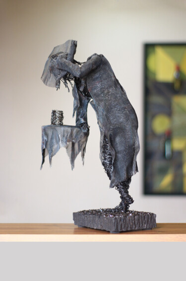 Escultura titulada "Thinking in a taver…" por Karen Axikyan, Obra de arte original, Metales