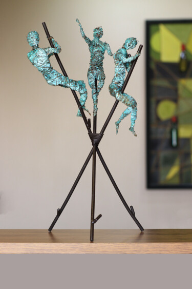 Skulptur mit dem Titel "Waiting for help 40…" von Karen Axikyan, Original-Kunstwerk, Metalle
