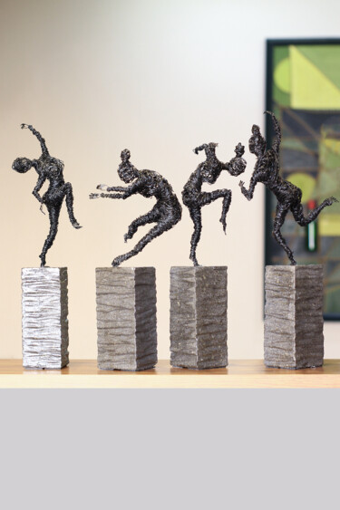 Escultura intitulada "Poses 32x10x9cm 4.7…" por Karen Axikyan, Obras de arte originais, Metais