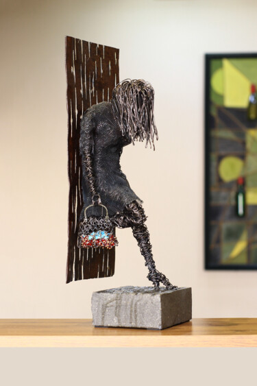 Escultura titulada "Fashionista 45x15x1…" por Karen Axikyan, Obra de arte original, Metales