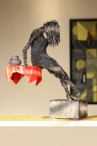 Скульптура под названием "Girl on red 39x31x1…" - Karen Axikyan, Подлинное произведение искусства, проволочный