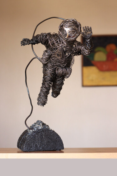 Skulptur mit dem Titel "Astronaut" von Karen Axikyan, Original-Kunstwerk, Draht