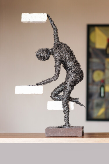 Escultura intitulada "Challenging Journey" por Karen Axikyan, Obras de arte originais, Arame