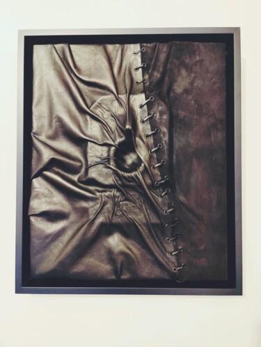 Escultura intitulada "Scar" por Karen Ossona, Obras de arte originais, Couro Montado em Armação em madeira