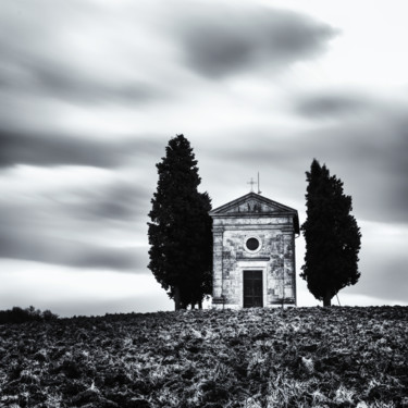 Fotografie getiteld "A small chapel with…" door Karim Carella, Origineel Kunstwerk, Digitale fotografie