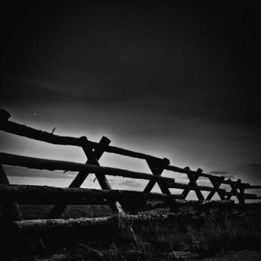 Фотография под названием "Wood fence at sunset" - Karim Carella, Подлинное произведение искусства, Цифровая фотография