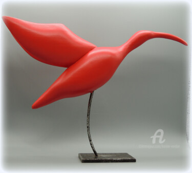 Escultura intitulada "Ibis rouge en vol" por Karine Verdier, Obras de arte originais, Madeira