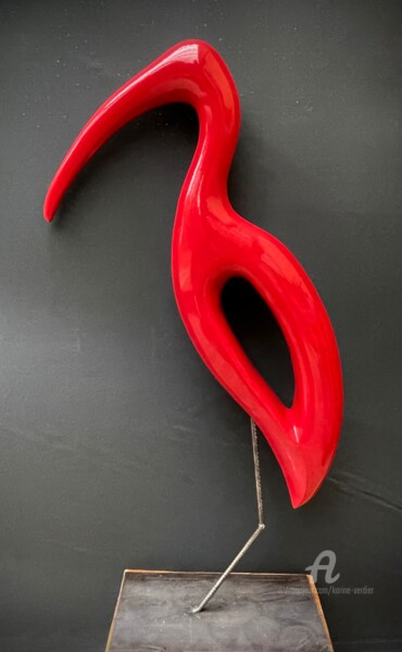 Sculptuur getiteld "Ibis rouge stylisé" door Karine Verdier, Origineel Kunstwerk, Hout
