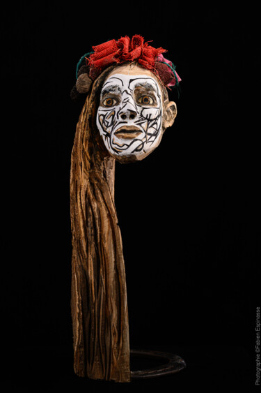 Escultura titulada "Femme à coiffe" por Karmax, Obra de arte original, Madera